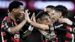 Cicinho indica Flamengo como melhor do Brasil, mas faz alerta na Libertadores: “Não é um time imbatível”