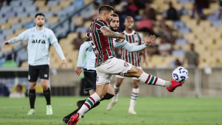 Fluminense bate Grêmio por 1 a 0 com gol de Everaldo e encerra má fase no Brasileirão
