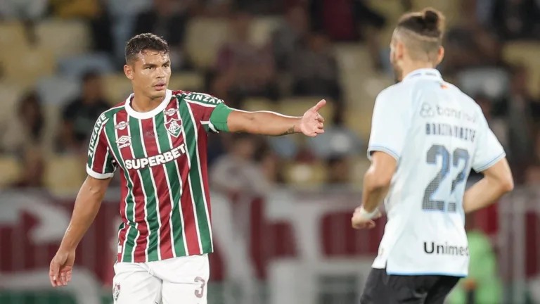 Fluminense quer contratar zagueiro após lesão de Thiago Silva, diz Victor Lessa: “Está entre dois nomes”