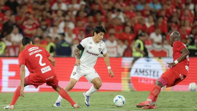 Cicinho lamenta ausência de Cano no Fluminense x América de Cali, mas avisa: “Acredito que se classifica”