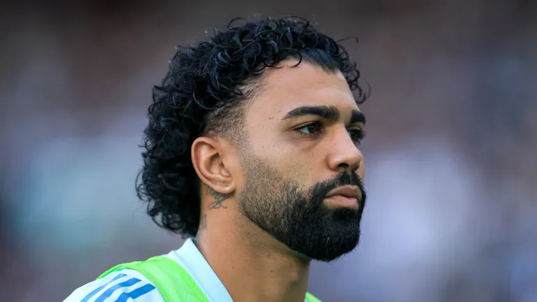 Gabigol vai a Cruzeiro x Bragantino, jogo do Brasileirão Feminino, e leva torcedores à loucura: “Obrigada por apoiar”