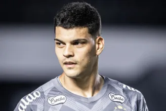 Gabriel Brazão, em jogo na Vila Belmiro