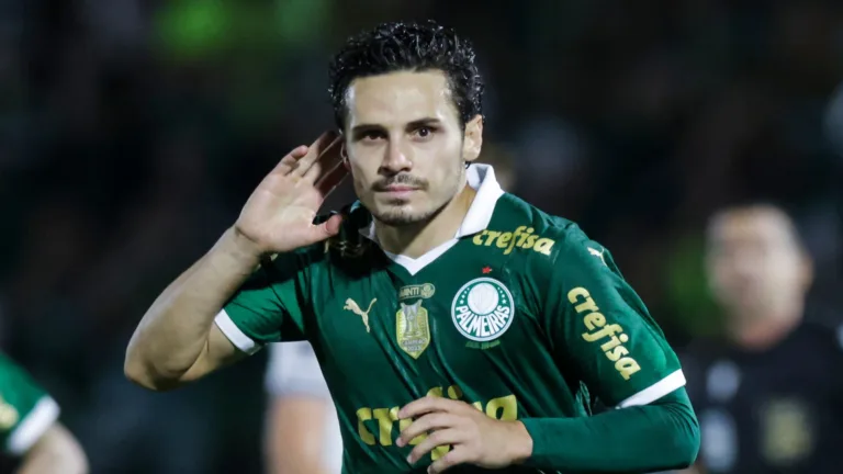 Grêmio sonda situação de Veiga após jogador perder espaço no Palmeiras; Nicola diz que europeus estão interessados