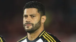 Trajano sobe o tom após eliminação do Atlético-MG e detona Hulk: “Ex-jogador em atividade”