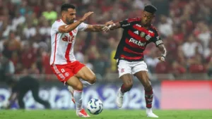 Felipe Melo indica primeiro finalista da Libertadores: “Quem passar de Flamengo x Internacional bate na decisão”