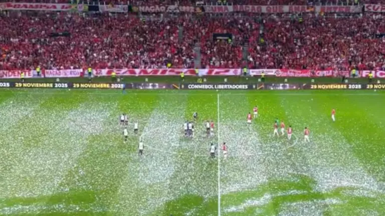 Internacional x Flamengo sofre atraso causado por papel picado e revolta torcedores: “Tinha que punir”