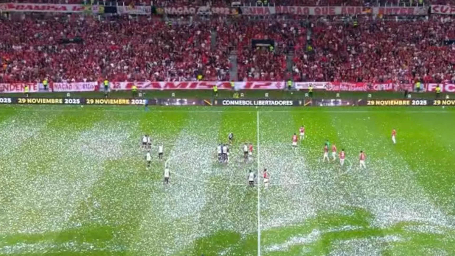 Internacional x Flamengo sofre atraso causado por papel picado e revolta torcedores: “Tinha que punir”