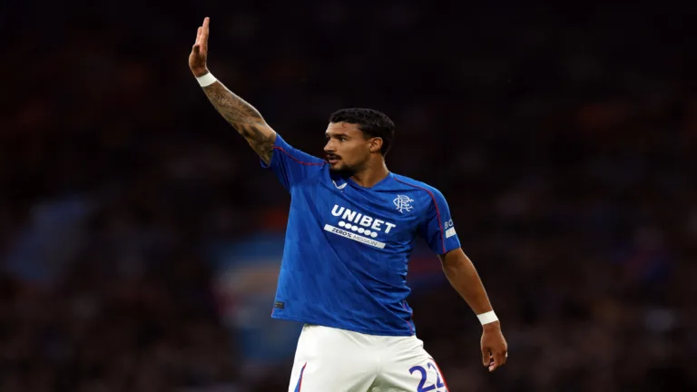 Jefté chega ao Palmeiras para exames médicos e torcedores comparam com Viña, do Flamengo: “Salário alto para um reserva”