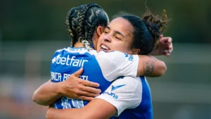 Isabela, jogadora do Cruzeiro e ex-Corinthians, cobra dívida com o clube ao vivo durante partida