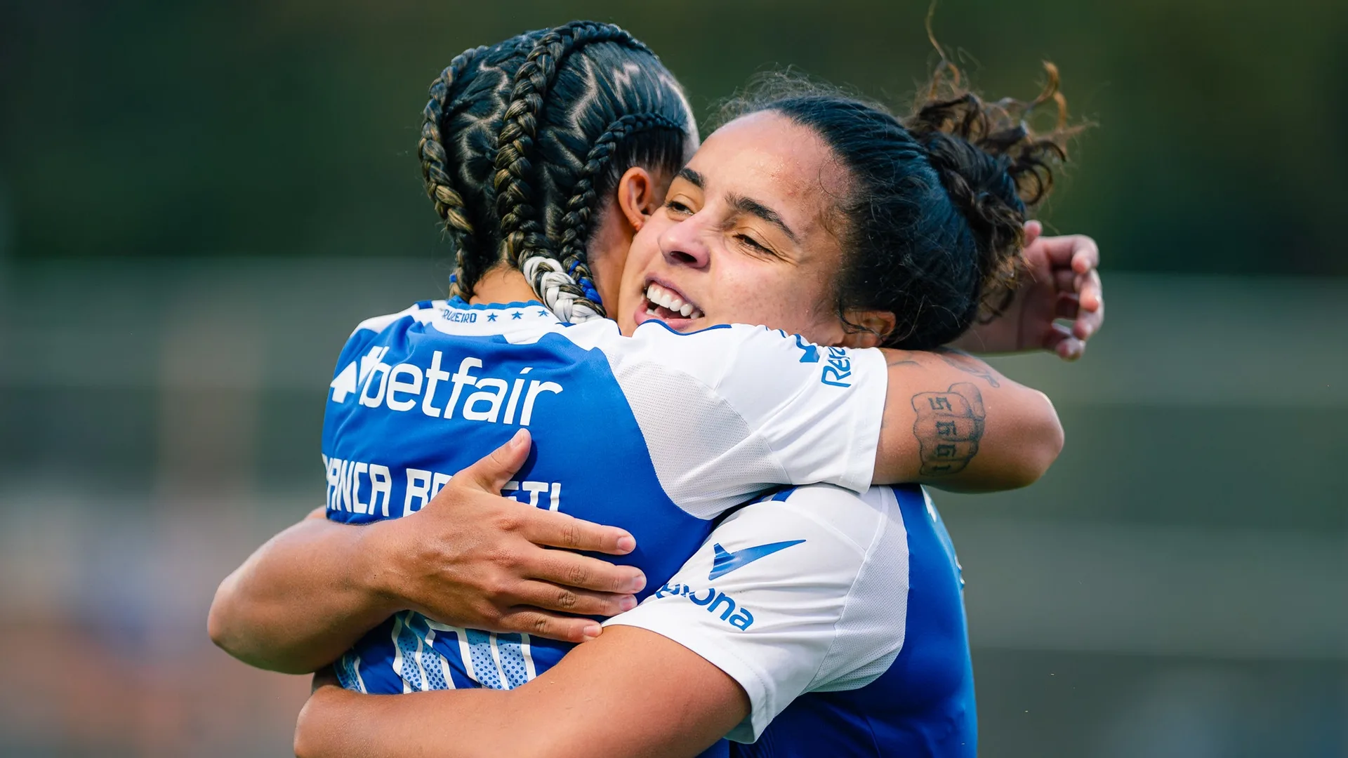 Isabela, jogadora do Cruzeiro e ex-Corinthians, cobra dívida com o clube ao vivo durante partida