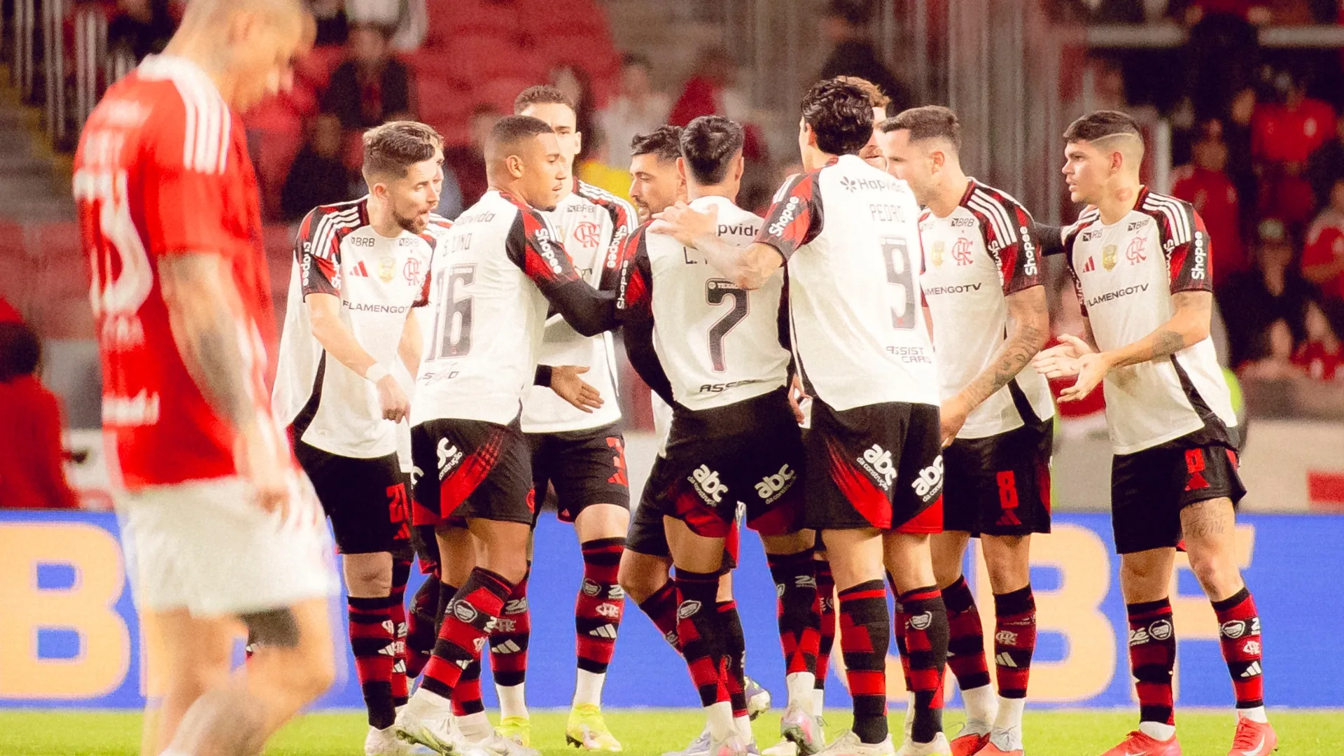 Casagrande descarta Cruzeiro e indica Flamengo com vantagem sobre o Palmeiras pelo título do Brasileirão: “Tem largo favoritismo”