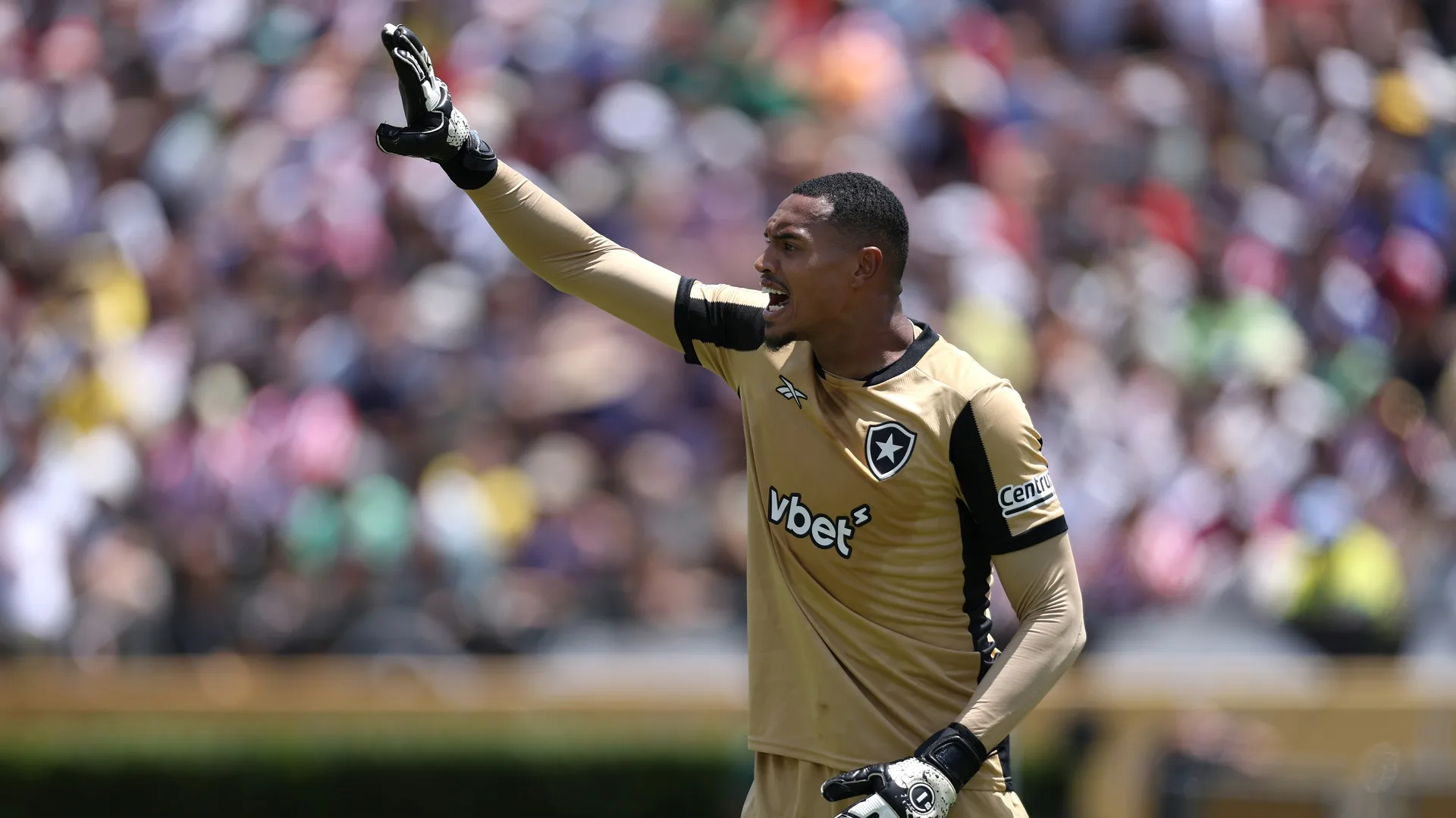 John não joga mais pelo Botafogo e Nicola explica negociação com o West Ham: “Operação gira na casa dos R$ 64 milhões”