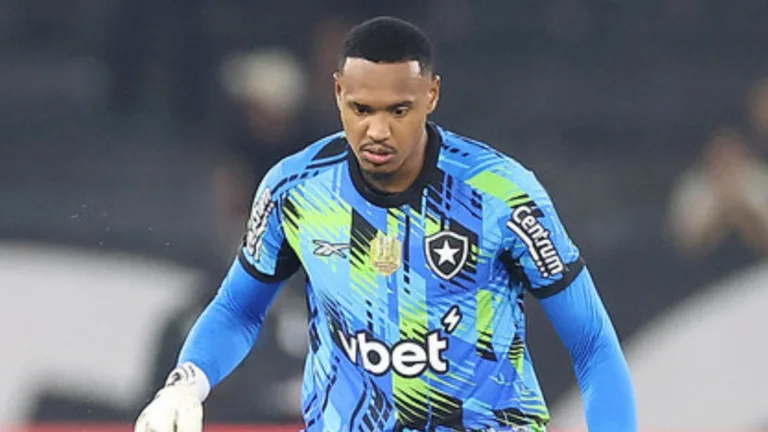 Botafogo recusa oferta do West Ham por John e André Hernan explica situação: “As negociações seguem”