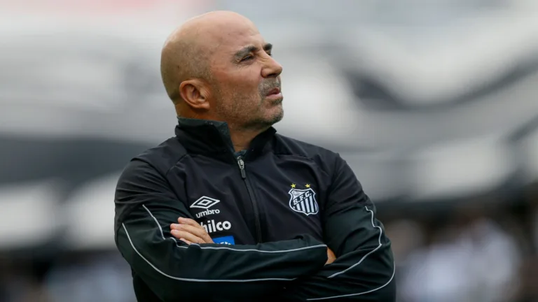 Sampaoli faz altas exigências ao Santos e torcedores reagem: “Diretoria tem medo de demitir Cléber Xavier”
