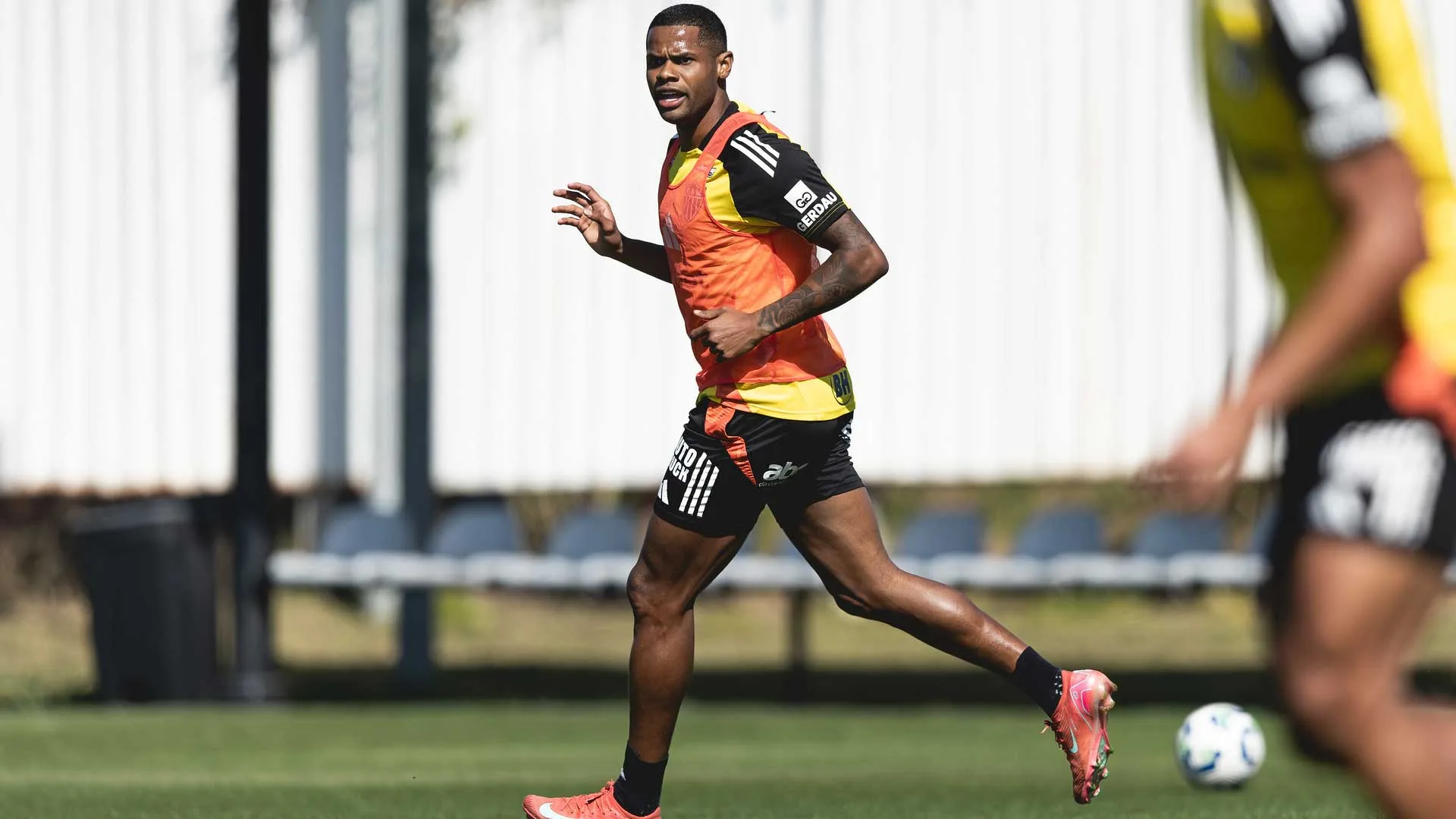 Júnior Santos está insatisfeito no Atlético-MG e Nicola projeta: “Galo não criaria dificuldade para negociar”