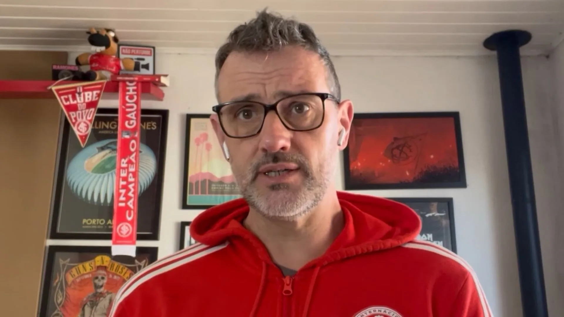 Roger Machado e Paulo Paixão devem ser demitidos do Internacional ainda em agosto, diz Leandro Behs: “Bastidores estão fervendo”