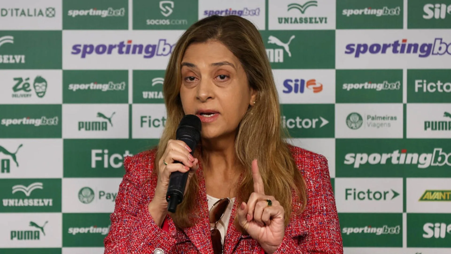 Leila Pereira admite turbulência no Palmeiras e discorda de Abel Ferreira