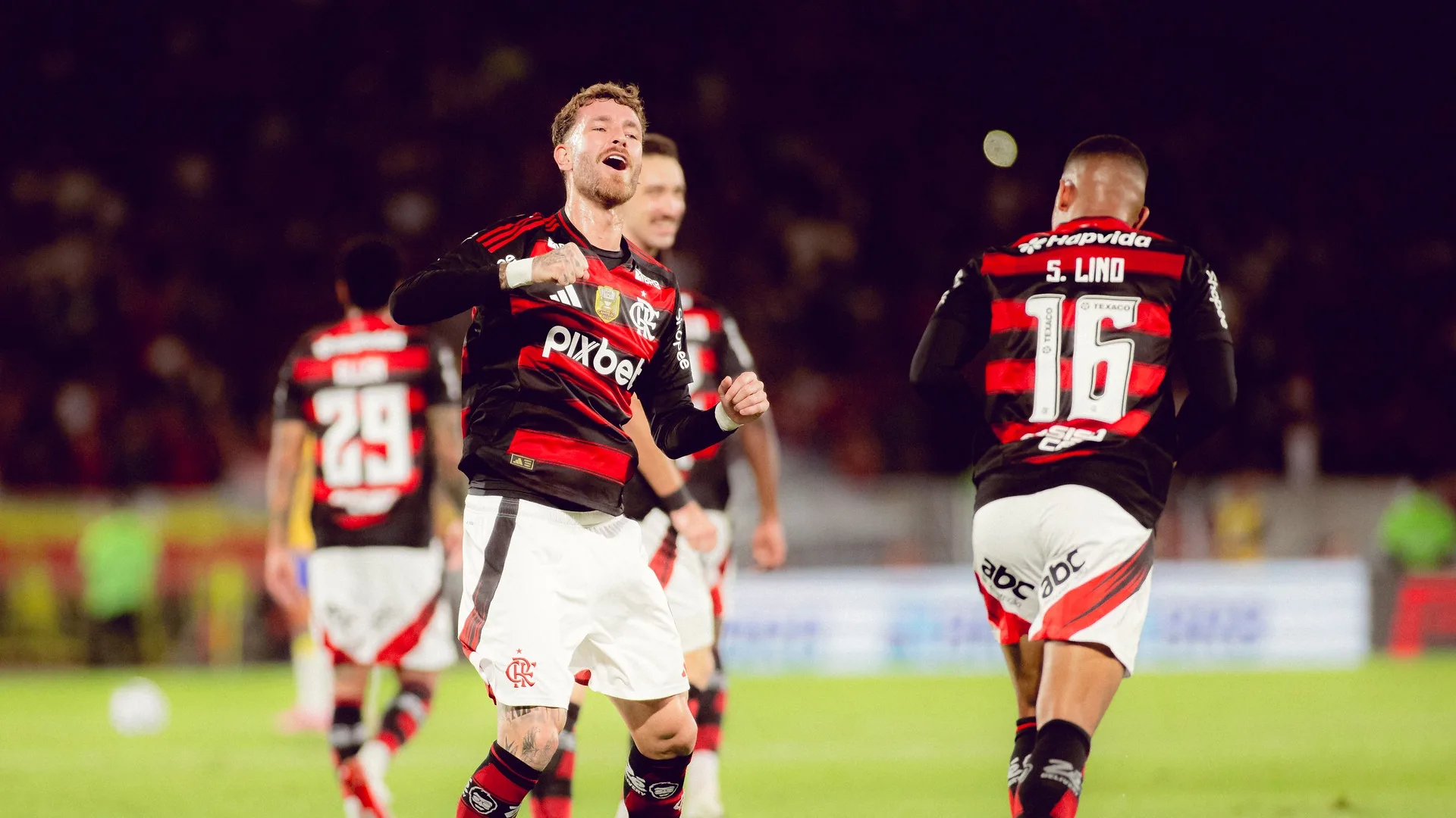 Flamengo na ponta, Cruzeiro tropeça, jogão Bahia x Fluminense e Sport ganha primeira: a 19ª rodada do Brasileirão