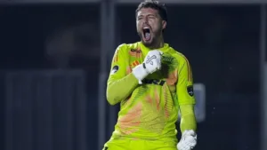 Flamengo define a saída do goleiro Lucas Furtado ao Vitória de Guimarães e torcida reprova: “A base sempre sem prestígio”