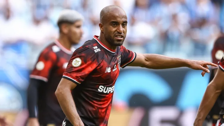 São Paulo deve ter retorno de Lucas Moura contra o Vitória e Casares celebra: “Um grande reforço”