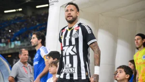 Lucas Musetti descarta lesão de Neymar, mas não crava titularidade em Santos x Fluminense: “Clinicamente, está liberado”