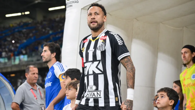 Lucas Musetti descarta lesão de Neymar, mas não crava titularidade em Santos x Fluminense: “Clinicamente, está liberado”