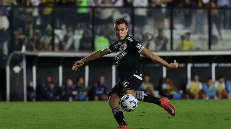 Vasco tem desfalque de Lucas Piton por suspensão e muda time titular contra o Atlético-MG pelo Brasileirão