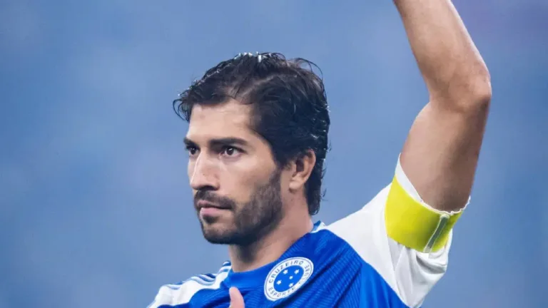 Casagrande indica Cruzeiro com meio-campo acima da média no Brasileirão: “Uma das melhores duplas de volantes”