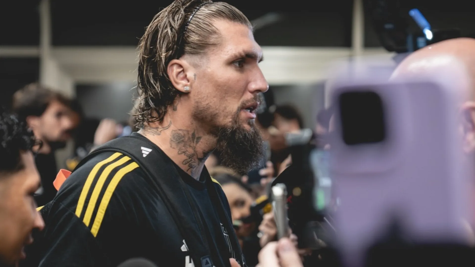 Lyanco é direto sobre Wallace Yan em Flamengo x Atlético-MG:  “É cada um defendendo o seu, mas aqui não”