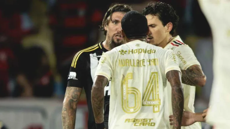 Filipe Luís sai em defesa de Wallace Yan após derrota do Flamengo: “Os adversários que se irritem”