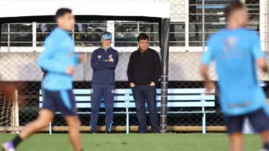 Após reunião no Grêmio, clima entre Mano e jogadores melhora e time pode mudar contra Atlético-MG