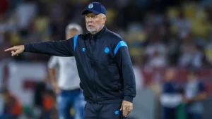Mano Menezes valoriza Amuzu no Grêmio e fala sobre Renato: “Se vier, entrego com bom gosto”