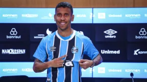 Marcos Rocha se firma como líder do Grêmio e apoia Noriega durante choro no Gre-Nal: “Precisamos de você”