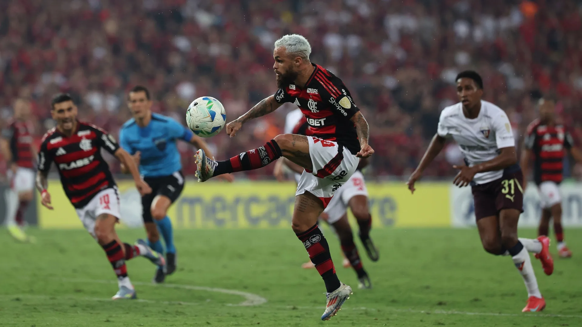 Flamengo discute novas saídas, espera negociar Michael e Juninho e torcedores reagem: “Realmente fazendo a limpa”