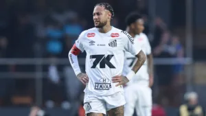 Neymar fica de fora da Seleção Brasileira por edema na coxa e torcedores desconfiam: “Uma lesão conveniente”