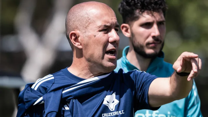 Nicola confirma sondagem do Al-Jazira por Leonardo Jardim, do Cruzeiro, mas tranquiliza torcida: “Situação, por hora, está tranquila” Nicola confirma sondagem do Al-Jazira por Leonardo Jardim, do Cruzeiro, mas tranquiliza torcida: “Situação, por hora, está tranquila”