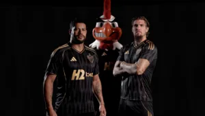 Atlético-MG lança uniforme 3 inspirado em mascote e torcedores se derretem: “Mais um manto espetacular”