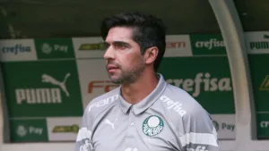 Cicinho rebate torcedores do Palmeiras ao defender Abel Ferreira das críticas: “Reclamam de barriga cheia”
