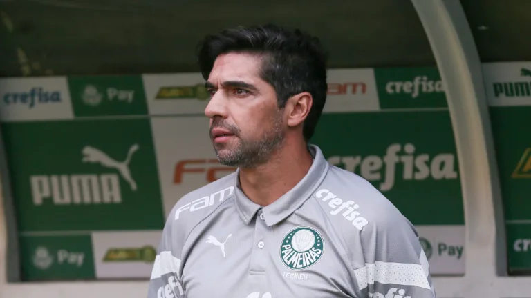 Cicinho rebate torcedores do Palmeiras ao defender Abel Ferreira das críticas: “Reclamam de barriga cheia”
