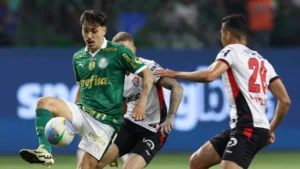 Onde assistir Vitória x Palmeiras AO VIVO pelo Brasileirão: prováveis escalações, desfalques e retrospecto