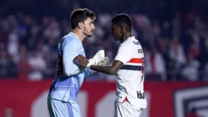 Tiago Leifert concorda com expulsão de Rafael e ‘cutuca’ Arboleda: “Esquece o Muller e foca no São Paulo”