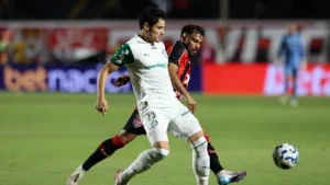 Velloso analisa momento de Raphael Veiga no Palmeiras: “Jogador que até o ano passado era um dos principais do time”