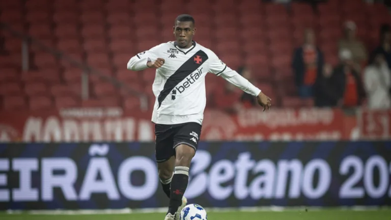 Dracena indica Vasco em crescimento após vaga na Copa do Brasil e elogia Rayan: “Jogador interessantíssimo, forte e rápido”