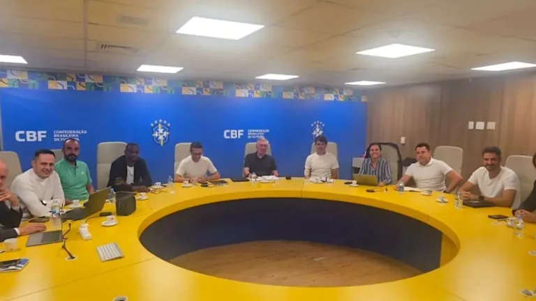 CBF confirma presença de Ancelotti em Atlético-MG x Grêmio e torcedores reagem: “Deixa o Galo em paz”