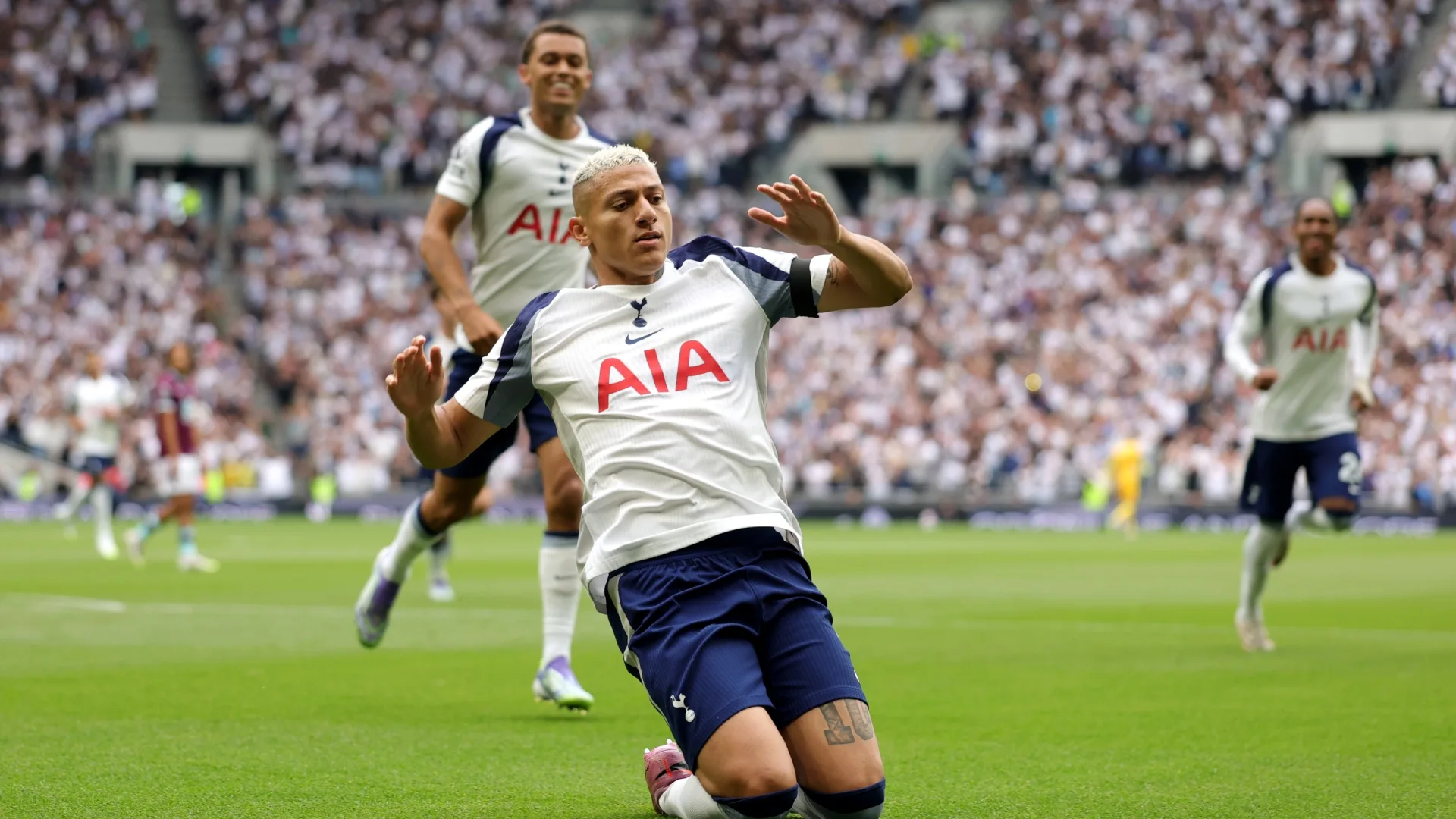 Richarlison faz gols em Tottenham x Burnley e torcedores cravam atacante na seleção brasileira: “Está querendo a 9”
