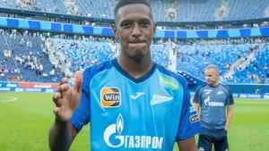 Flamengo estuda a contratação de um zagueiro e torcedores sugerem ‘chapéu’ no Vasco por Robert Renan: “Dando sopa no mercado”