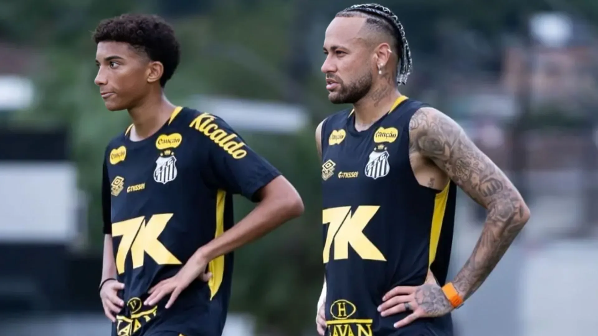 Neymar compartilha golaço em treino do Santos e impressiona Robinho Junior: “Quero ser igual a você”