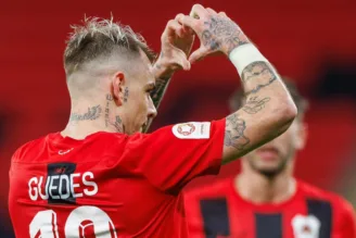 Róger Guedes, em jogo do Al Rayyan