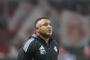 Roger Machado vira culpado por erro de Ronaldo e torcida do Internacional critica o técnico: “Inacreditável a postura”