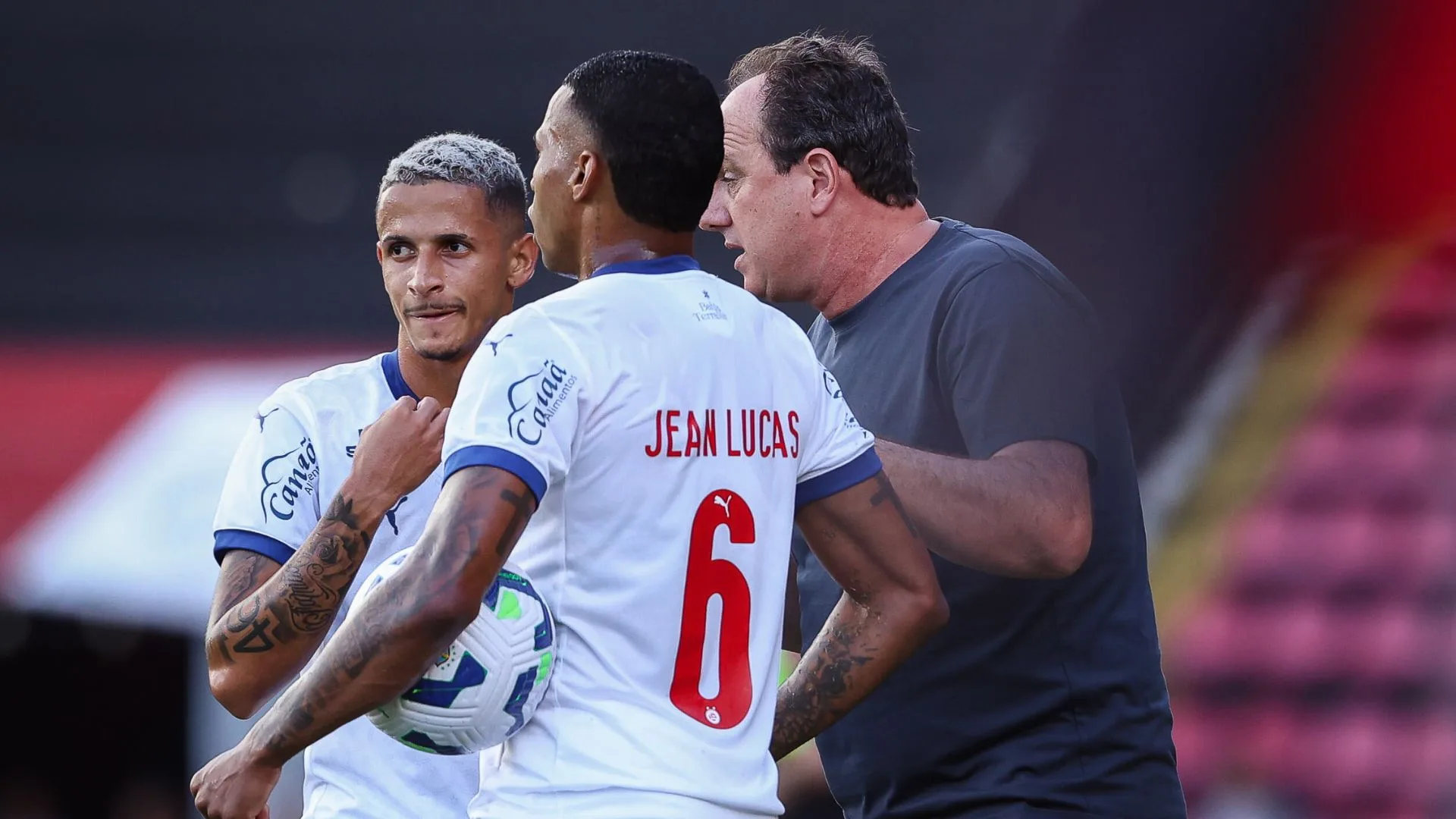 Rogério Ceni defende Bahia após empate com Sport e cita Palmeiras: “Ganhou com um pênalti que nem existiu”